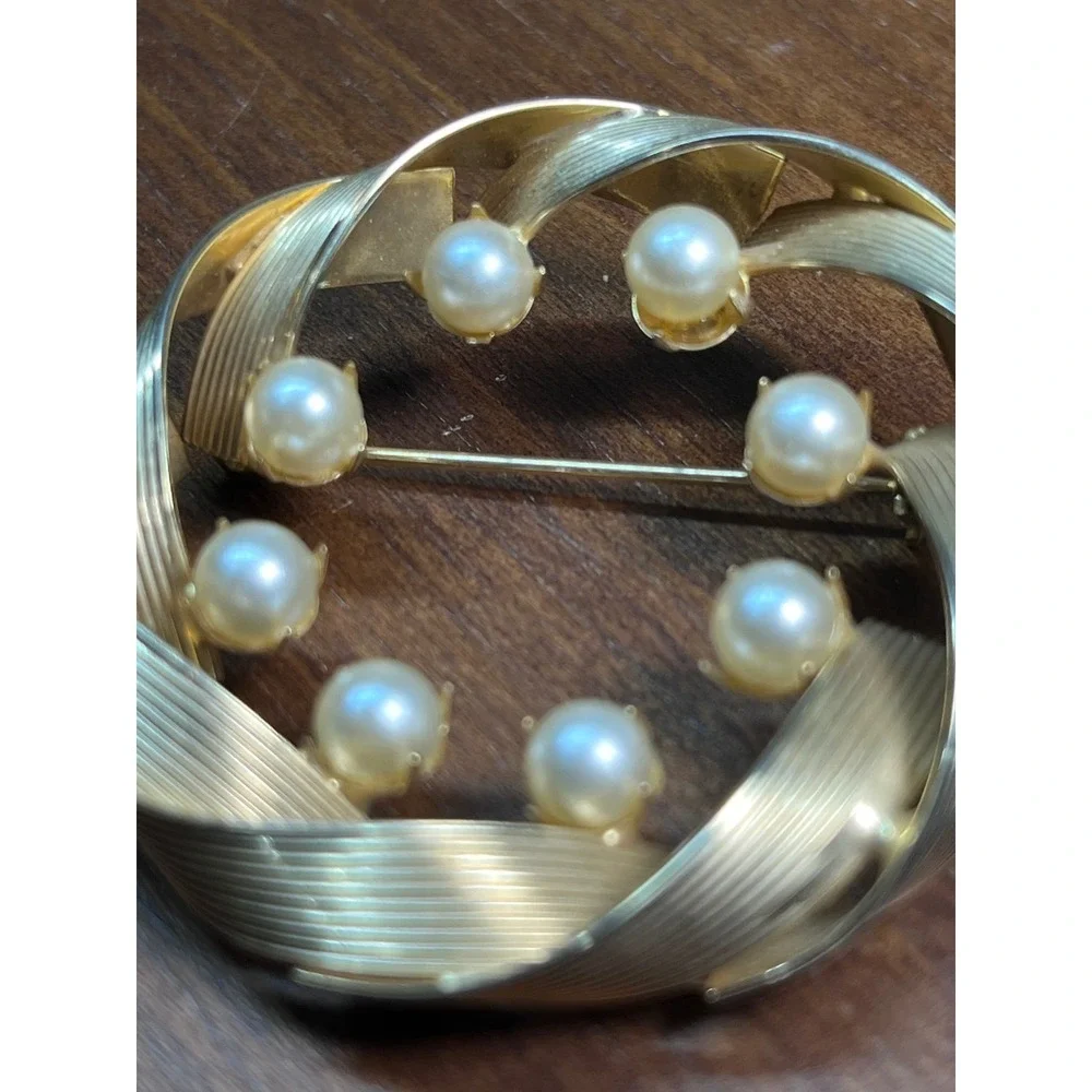 50s 60s Vtg Gold Tone Faux Pearl Wreath Brooch Textured Ribbon Circle Pin 1.5